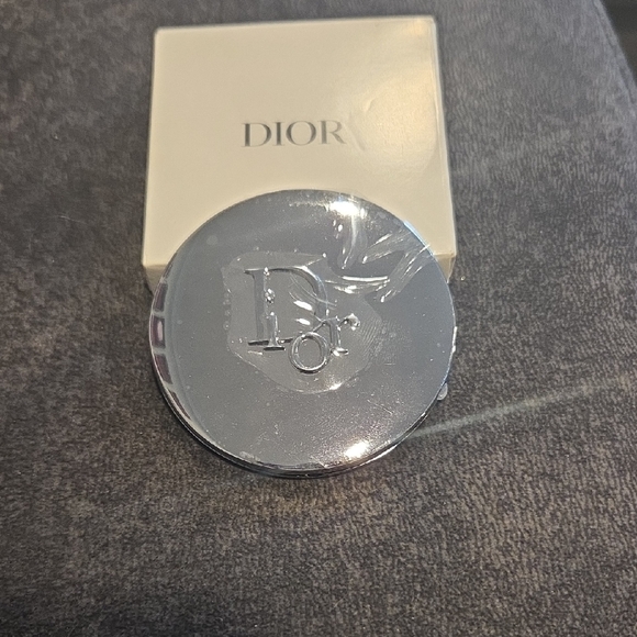 Dior Shiny Silver Compact GWP - Picture 1 of 3